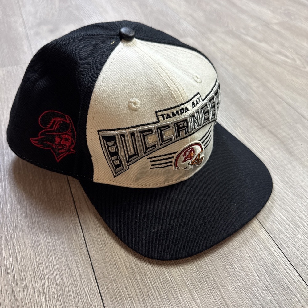 VTG NFL Pro Tampa Bay Buccaneers Bucs Black Wool Embroidered Snapback Hat Cap